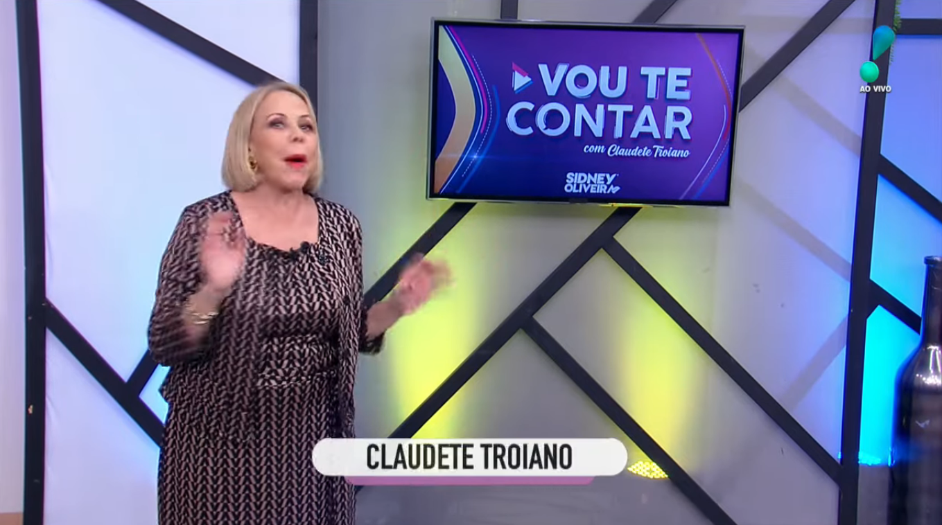 A apresentadora Claudete Troiano comanda o programa Vou te Contar, exibido ao vivo nas manhãs da RedeTV (Créditos: Reprodução)