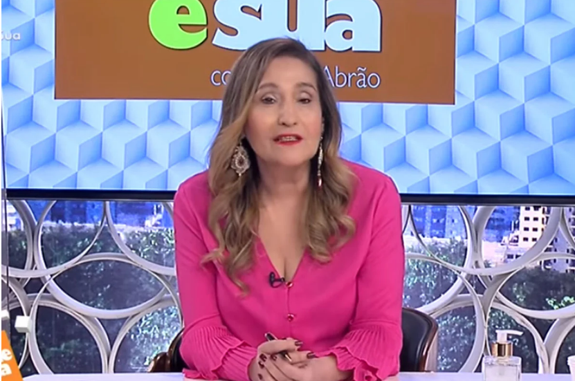 Sonia Abrão na bancada do A Tarde é Sua. Será que ela vai para o SBT? (Créditos: Reprodução/RedeTV)