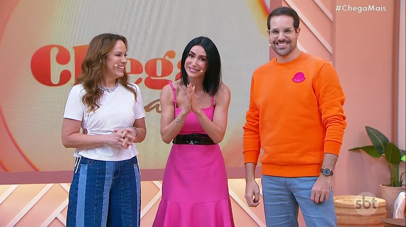 Regina Volpato, Michelle Barros e Paulo Mathias são os apresentadores do programa Chega Mais, exibido nas manhãs do SBT (Créditos: Reprodução)