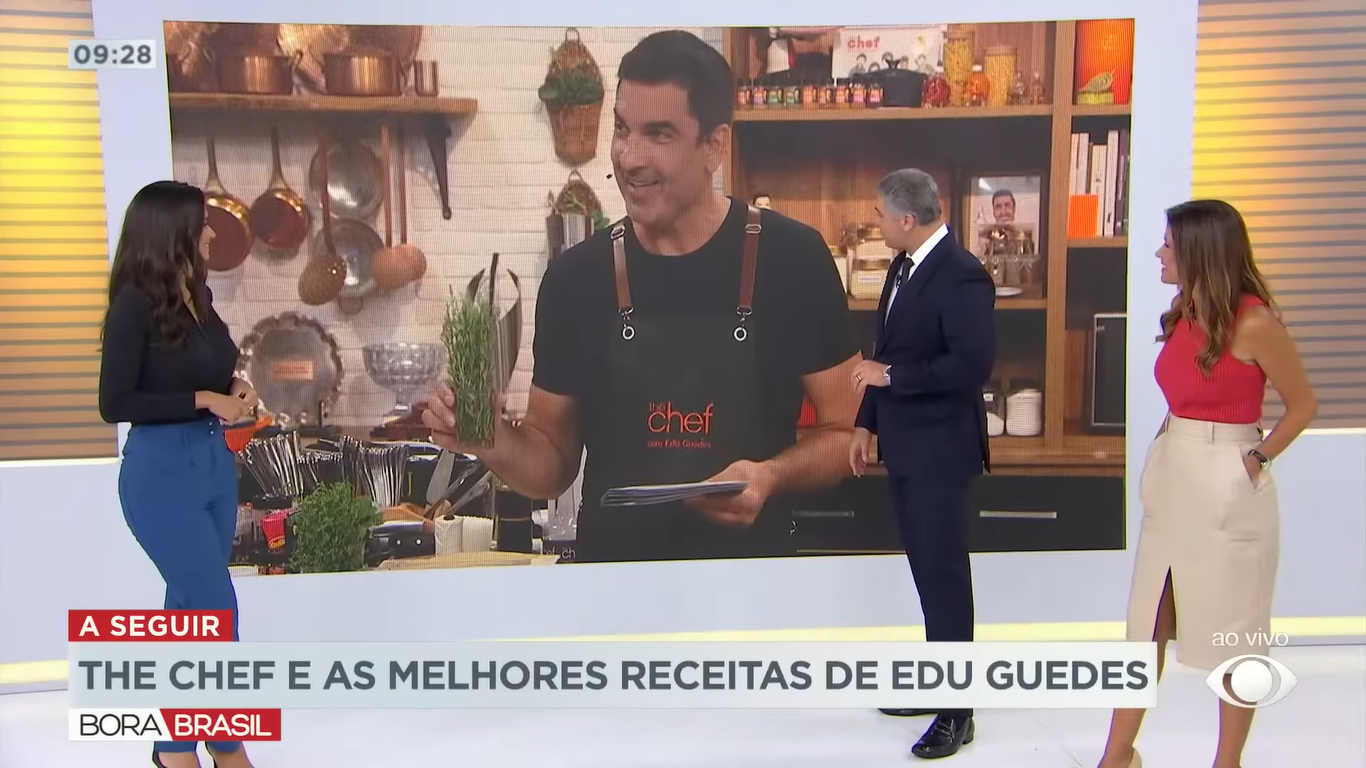 Edu Guedes brincou com Joel Datena em interação entre o Bora Brasil e o The Chef, ao vivo na Band. A situação aconteceu no ano passado e repercutiu (Créditos: Reprodução)