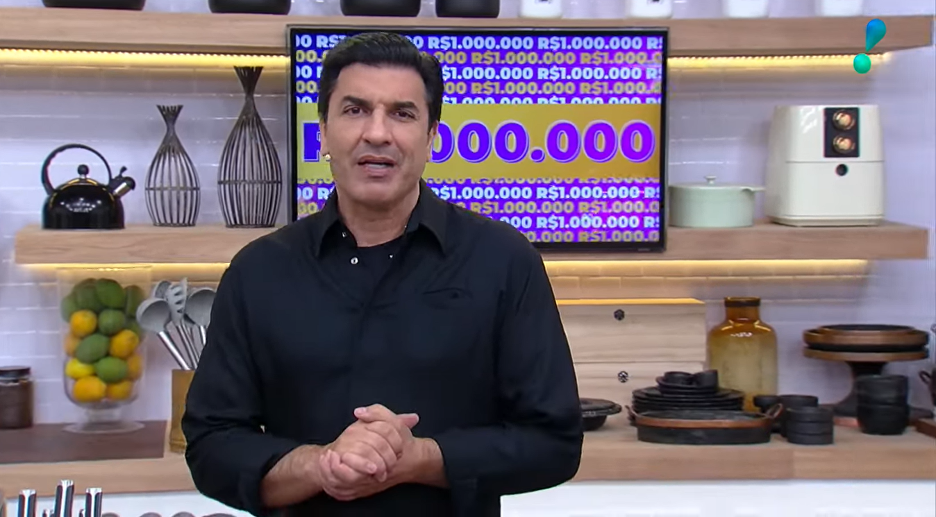 O apresentador Edu Guedes comanda o Fica com a Gente nas manhãs da RedeTV (Créditos: Reprodução)