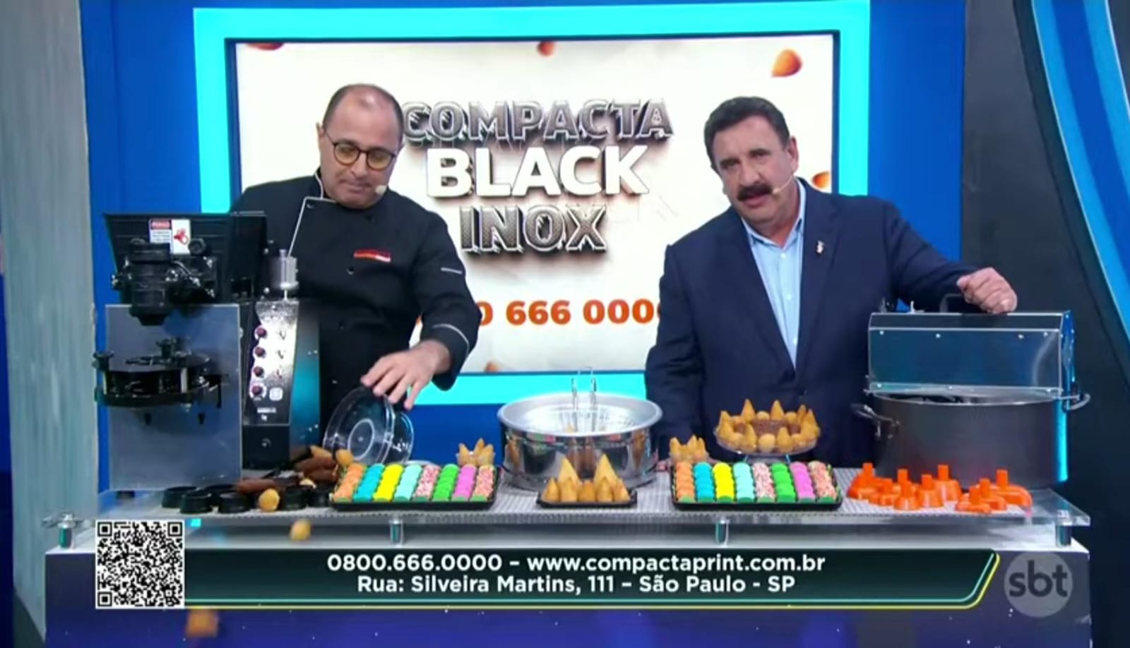 Em suma, bandeja de salgados foi derrubada por apresentador de merchan, ao vivo durante o Programa do Ratinho no SBT (Créditos: Reprodução)