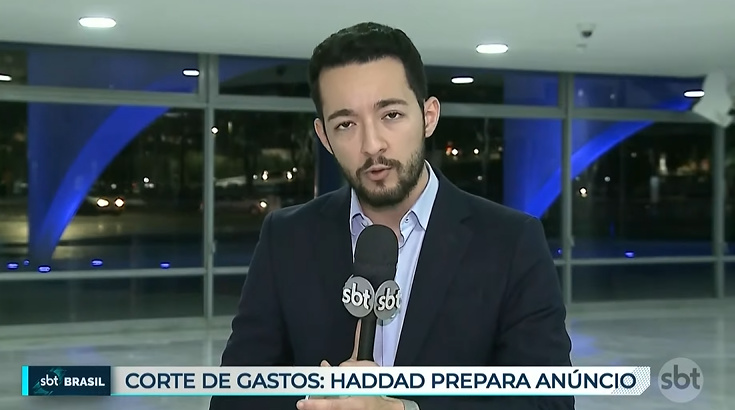 O repórter Murilo Fagundes teve reportagem cortada para o encerramento repentino do SBT Brasil, comandado por César Filho (Créditos: Reprodução)