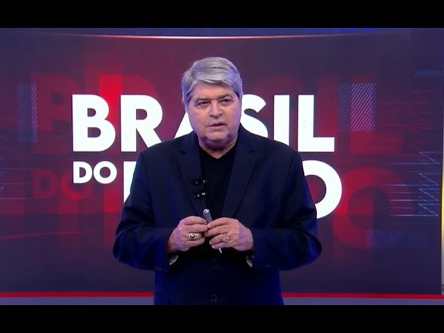 O apresentador José Luiz Datena no comando do programa Brasil do Povo, exibido pela RedeTV diariamente ao vivo (Créditos: Reprodução)