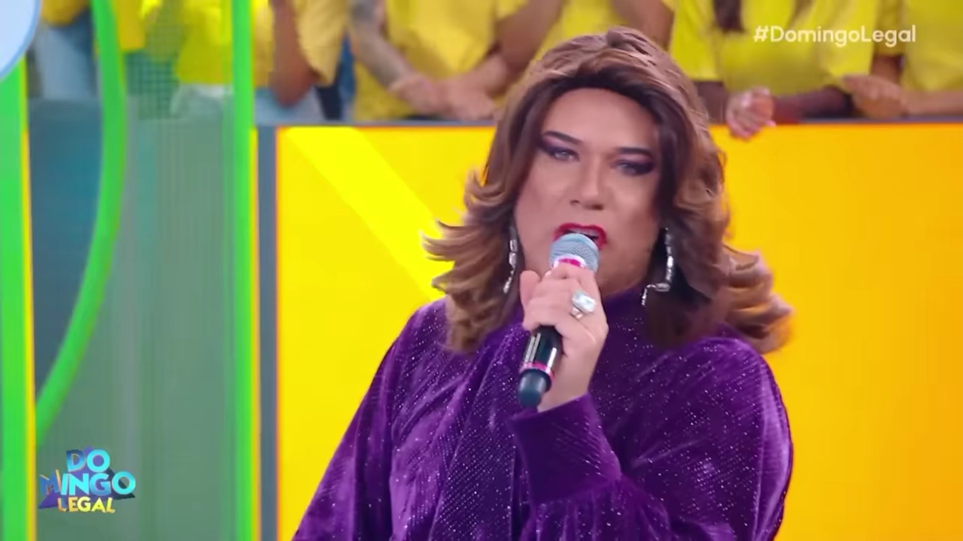 Globo quer contratar a "Narcisa" para voltar a acompanhar a apresentadora nas tardes de domingo. SBT vive pressão! (Créditos: Reprodução)