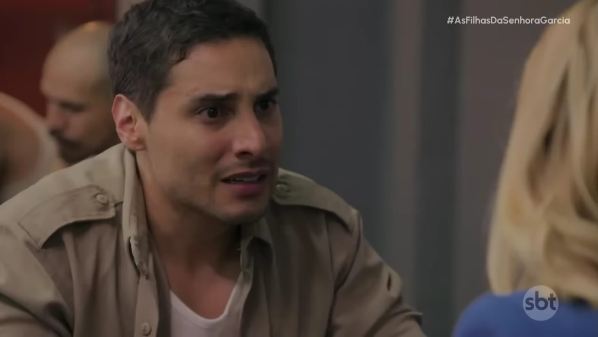 Juan em cena na novela As Filhas da Senhora Garcia, exibida no horário nobre pelo SBT (Créditos: Reprodução)