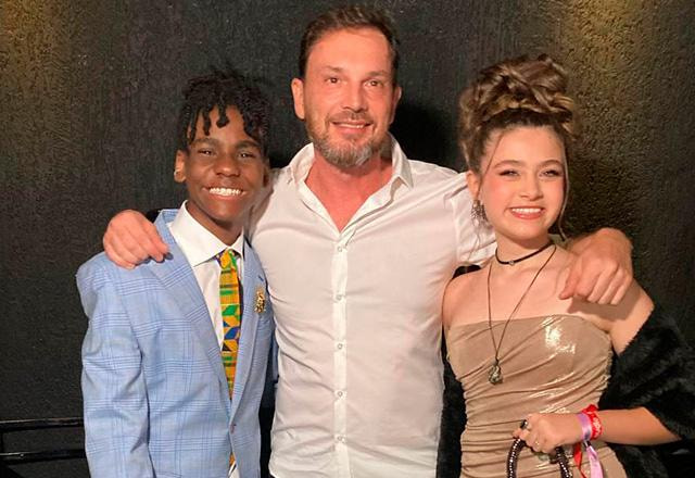 O diretor Ricardo Mantoanelli com os protagonistas da novela A Infância de Romeu e Julieta, exibida pelo SBT (Créditos: Divulgação)