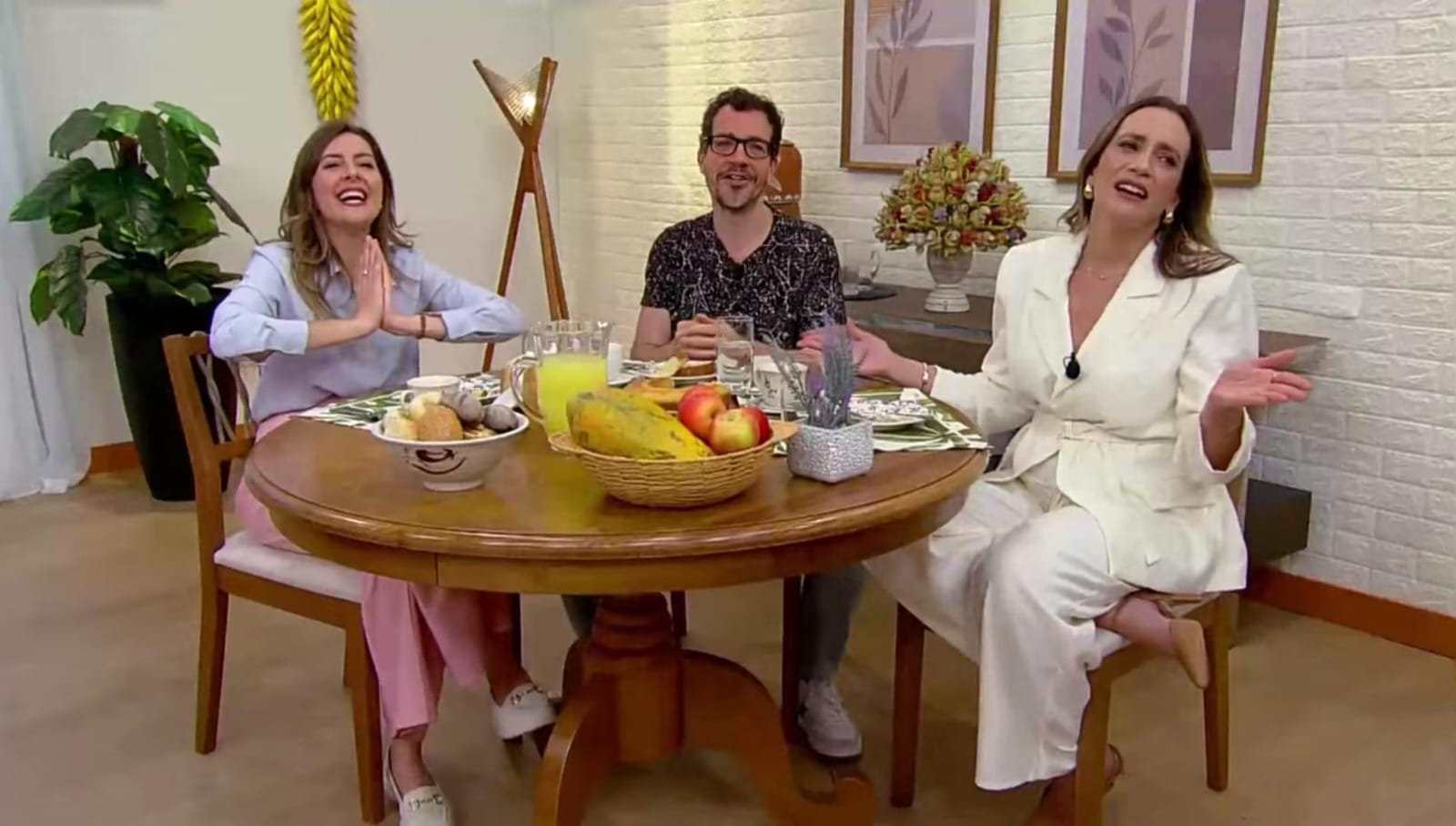 Manhã com Você é exibido ao vivo pela RedeTV e tem direção de Alex Sampaio (Créditos: Reprodução)