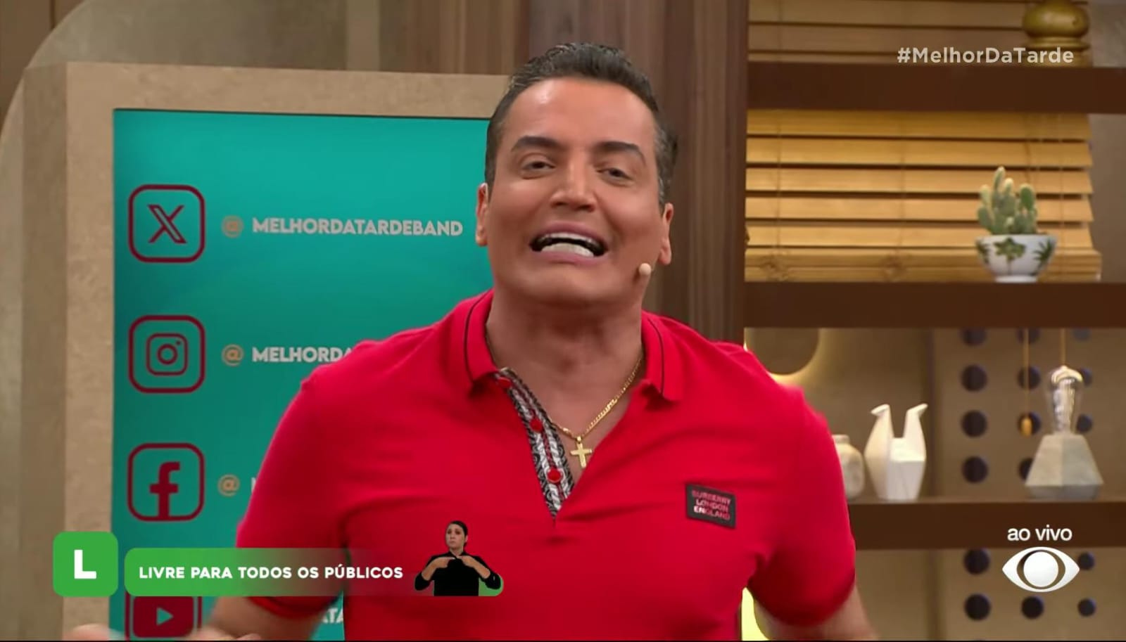 Léo Dias é um dos apresentadores do programa Melhor da Tarde, exibido diariamente ao vivo na Band. Ele já comandou por muito o Fofocalizando ao lado de Cariúcha, Gaby Cabrini e Gabriel Cartolano no SBT (Créditos: Reprodução)