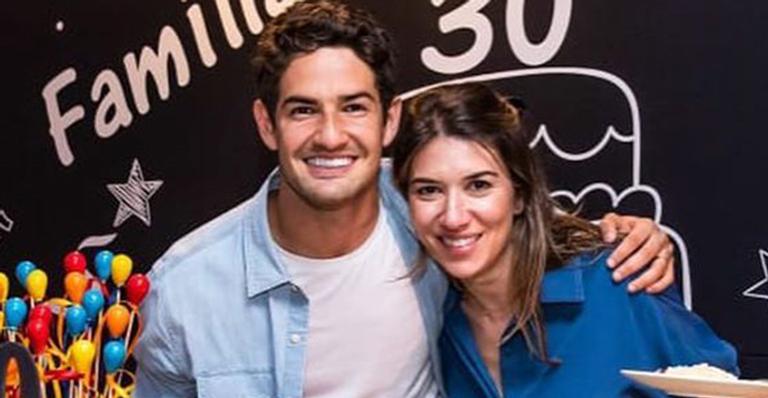 A apresentadora Rebeca Abravanel comanda o programa Roda Roda no SBT e é casada com Alexandre Pato desde 2019, com quem tem um filho chamado Benjamin (Créditos: Reprodução)