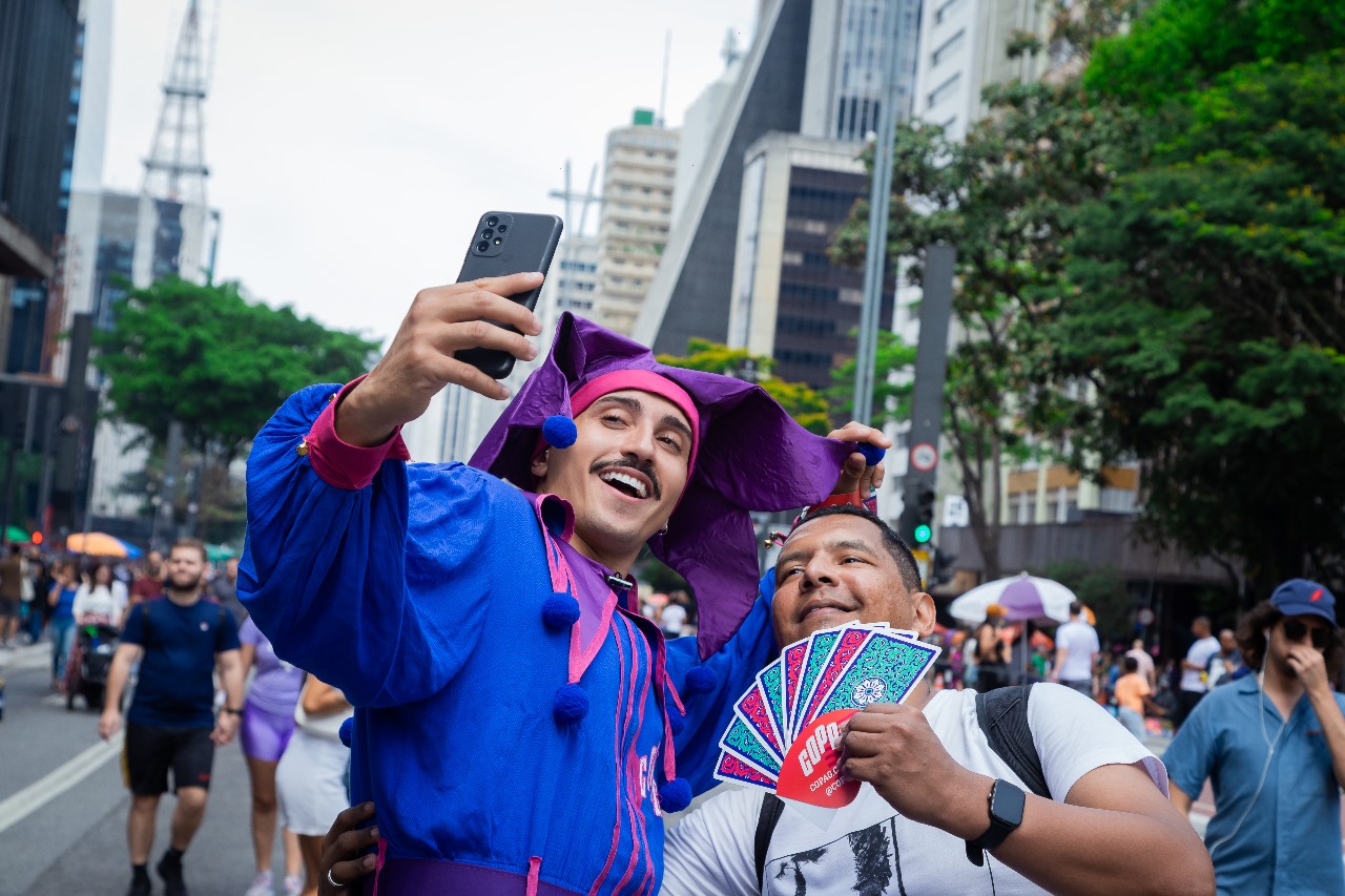 Um Joker está interagindo com o público nas ruas de São Paulo e Belo Horizonte