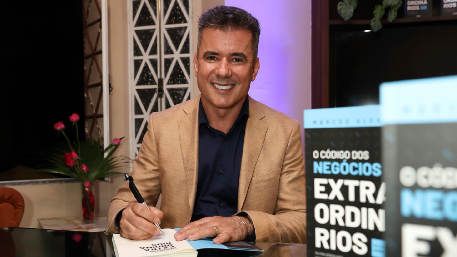 Autor Marcos Alexandre em noite de autógrafos do lançamento do livro (Foto: @fiocondutor)
