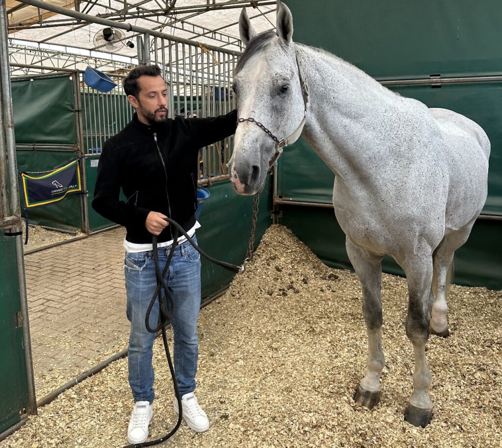 Nenê fazendo carinho no Iwan no World Cup Indoor 2023 (Foto: Divulgação)