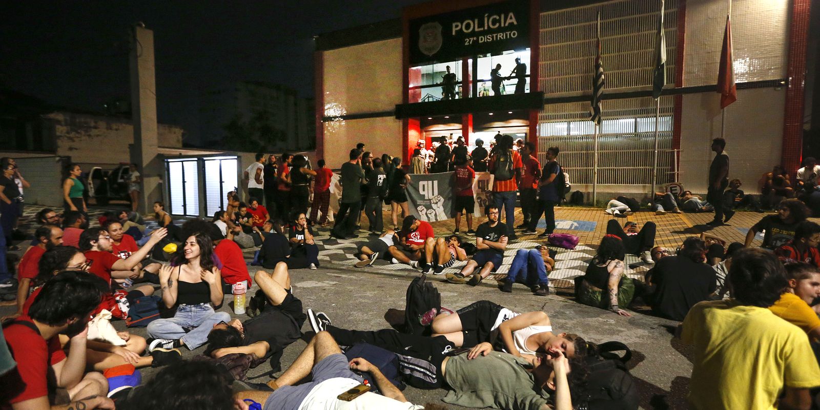 Sob protestos, deputados paulistas autorizam venda da Sabesp