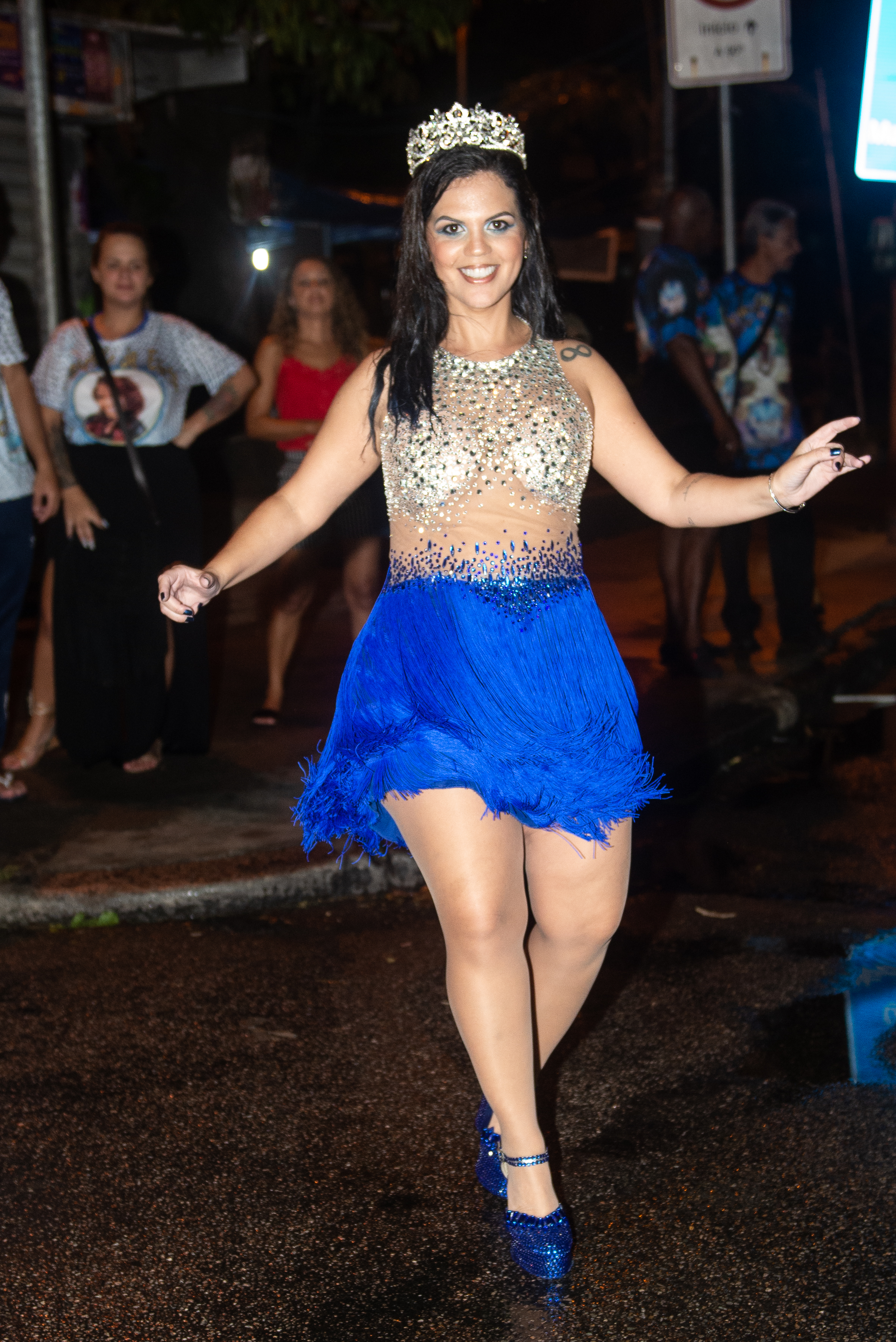 Sob forte chuva, Dani Moraes é coroada como rainha de bateria da Tradição. (Foto: Cristiane Mota)