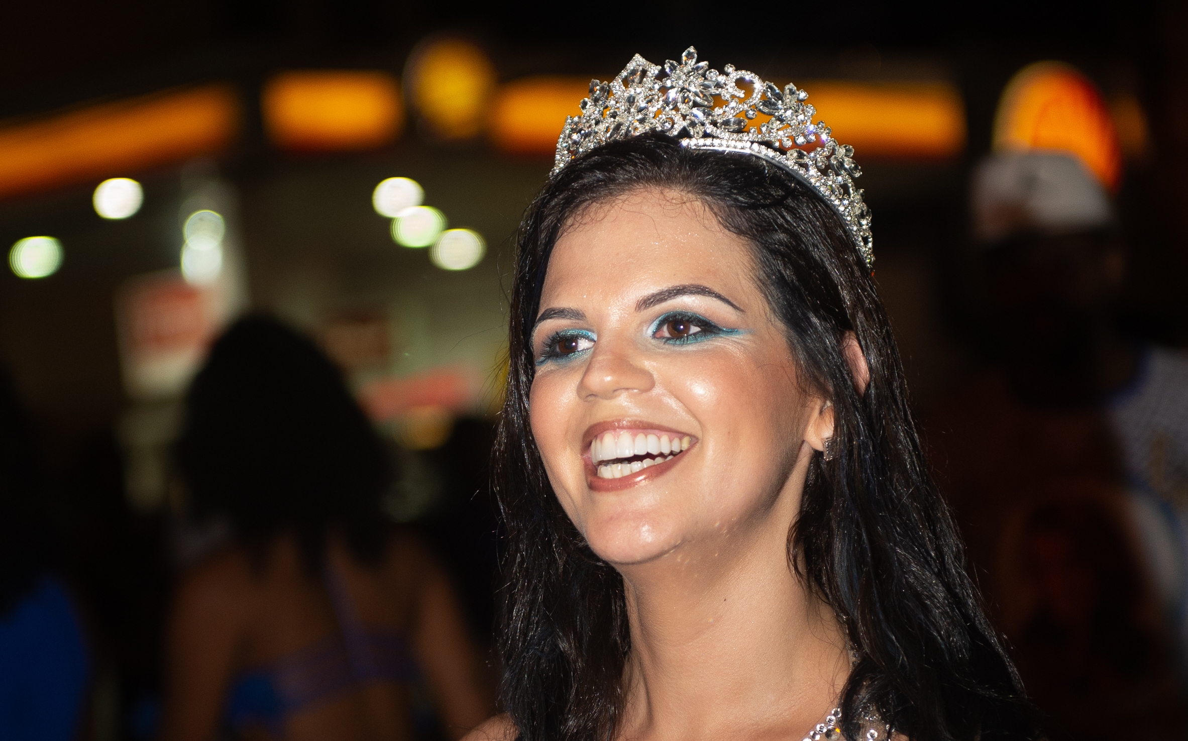 Sob forte chuva, Dani Moraes é coroada como rainha de bateria da Tradição. (Foto: Cristiane Mota)