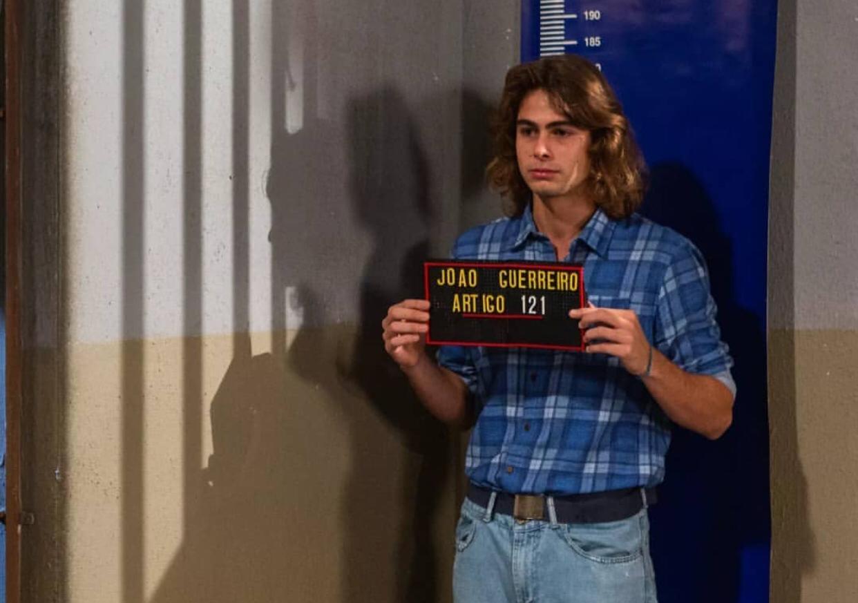 João (Rafael Vitti) vai ser preso, acusado de assassinar Nicole em Verão 90, da Globo. (Foto: Divulgação/Globo)