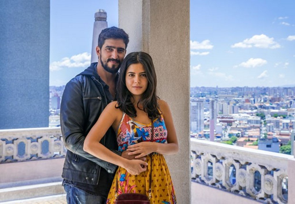 Renato Goés e Julia Dalávia formam Jamil e Laila, casal de protagonistas da nova trama das 18h, Orfãos da Terra. (Foto: Paulo Belote/TV Globo)