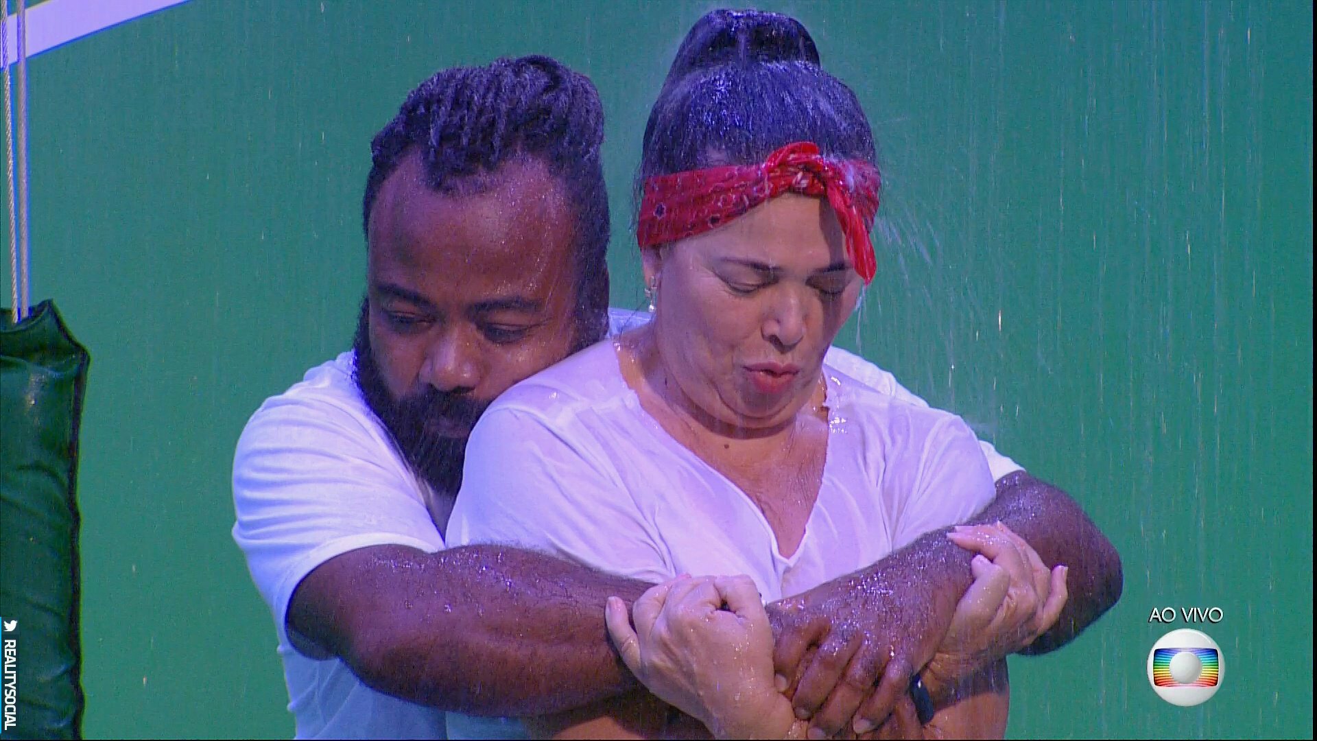 BBB 19: Tereza chora de dor e deixa a prova de resistência com Rodrigo após sete horas. (Foto: TV Globo)