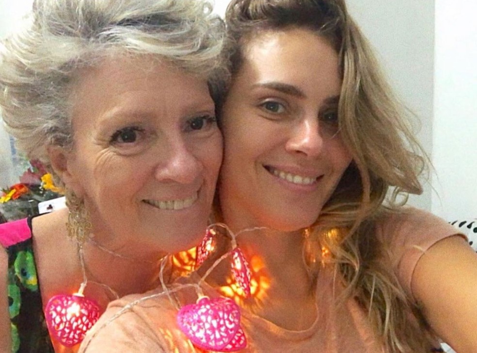 Carolina Dieckmann se despediu da mãe no último domingo em uma publicação emocionante nas redes sociais. (Foto: Reprodução)