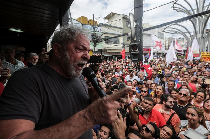 Ex-presidente Lula promete fazer protesto na porta da Globo. (Foto: EFE/Antonio Lacerda)