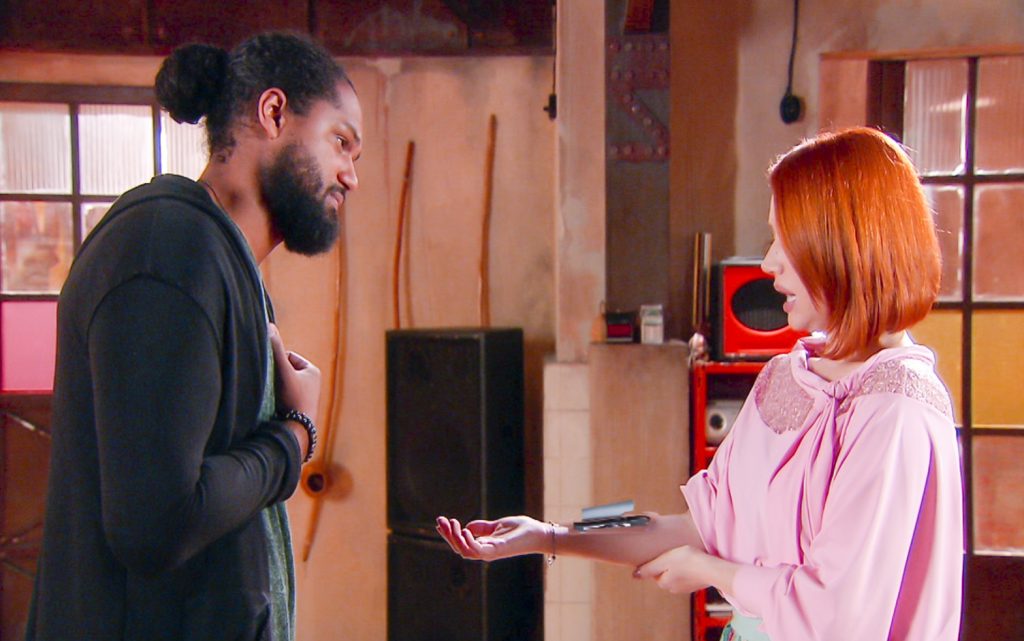 Iure pressiona Sophie a contar a verdade sobre os recentes acontecimentos estranhos e ela abre o jogo com o namorado na novela As Aventuras de Poliana. (Foto: Divulgação/SBT)