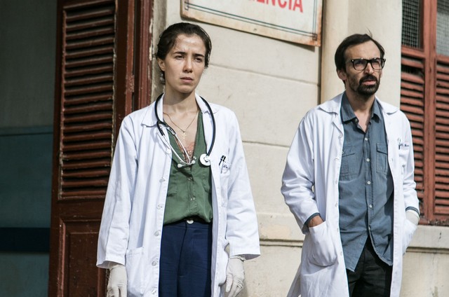 Marjorie Estiano e Julio Andrade, os protagonistas de Sob Pressão, da Globo. (Foto: Globo/Raquel Cunha)