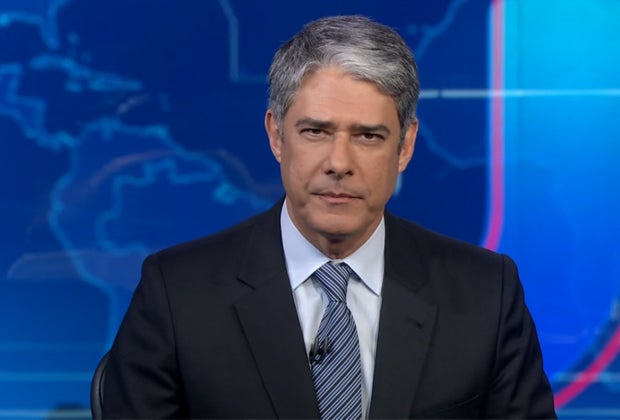 William Bonner protagonizou cena curiosa na festa de 50 anos do Jornal Nacional (Imagem: Reprodução / Globo)