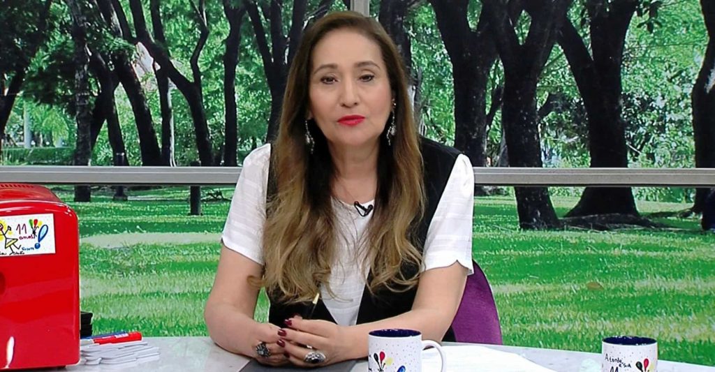 A apresentadora Sonia Abrão durante o programa A Tarde é Sua, exibido pela RedeTV, vem vencendo Catia Fonseca no ibope (Crédito: Reprodução)