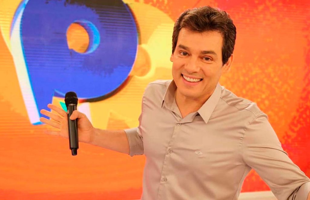 Celso Portiolli apresenta o Domingo Legal no SBT e está vencendo de lavada do Domingo Show com Sabrina Sato (Foto: Reprodução)