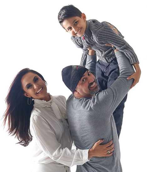 Carla Cecato, jornalista da Record, ao lado do marido e do filho. (Foto: Reprodução/Instagram)