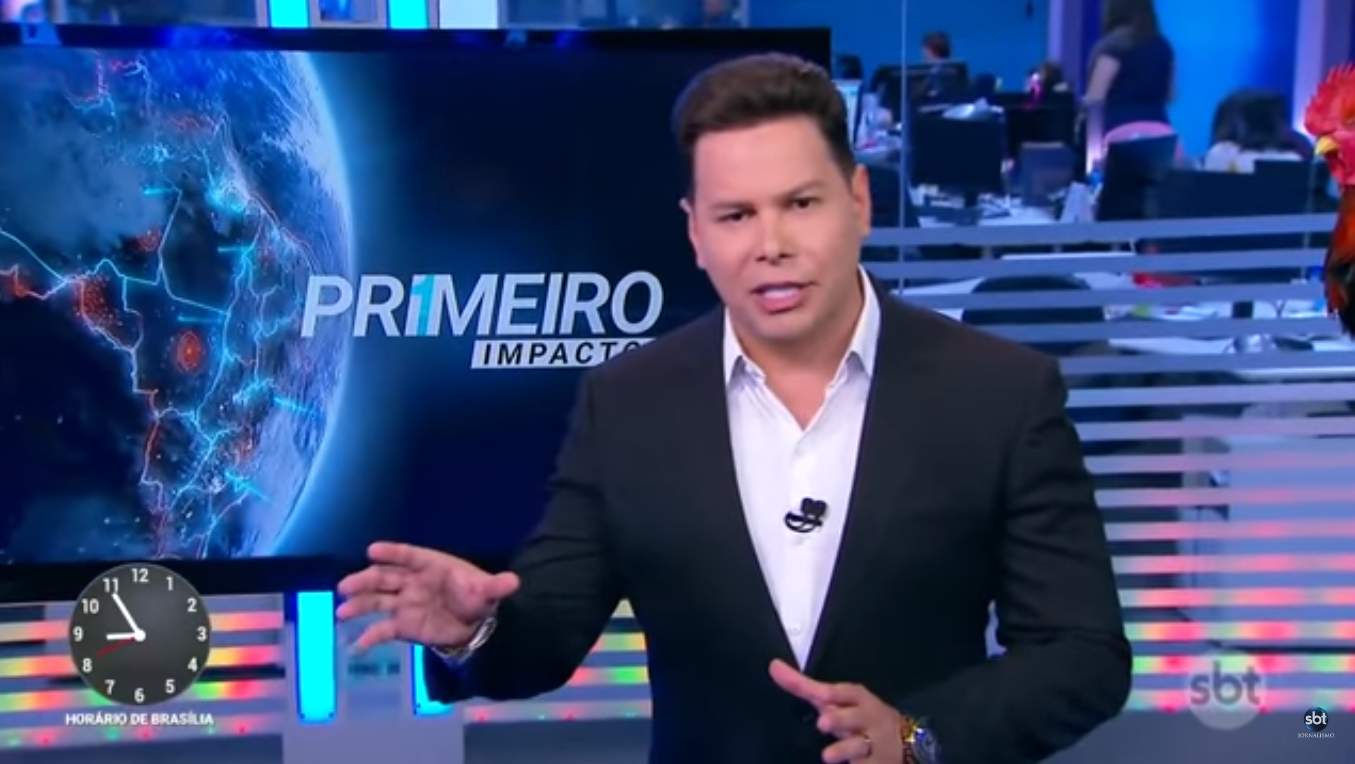 O apresentador Marcão do Povo no comando do telejornal Primeiro Impacto, quase venceu o Mais Você, da Globo. (Foto: Reprodução/SBT)