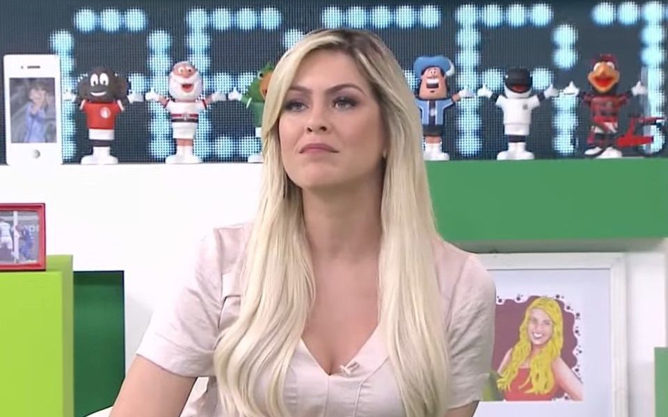 A apresentadora Renata Fan comanda o programa Jogo Aberto, diariamnete na Band, e estaria em pé de guerra com Glenda Kozlowski (Foto: Reprodução)