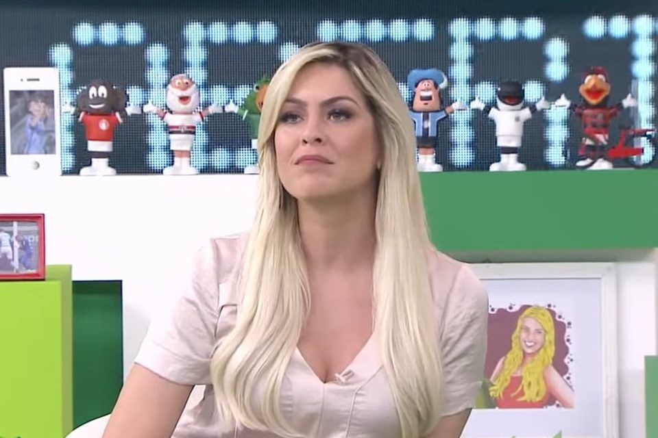 A apresentadora Renata Fan se empolgou e soltou 'palavrão' ao vivo durante o Jogo Aberto, da Band. (Foto: Reprodução)