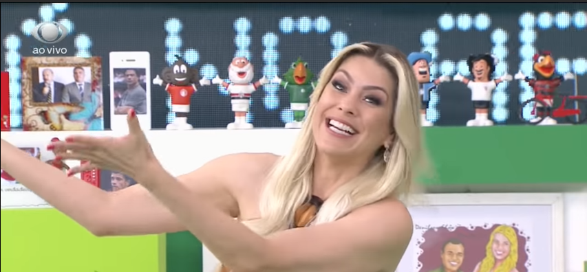 A apresentadora Renata Fan apresenta o programa Jogo Aberto, exibido diariamente pela Band. (Foto: Reprodução)