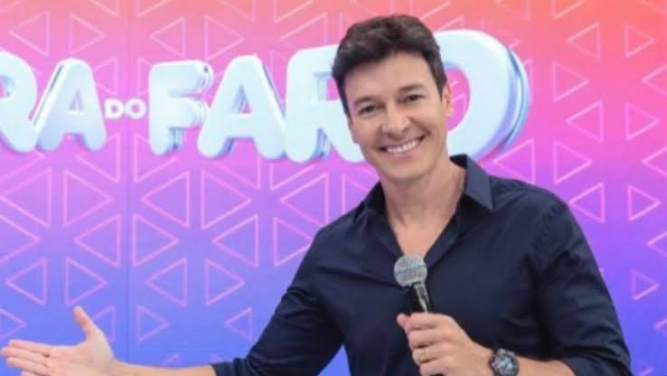 O apresentador Rodrigo Faro, na Record, ganhou durante horas de Eliana na audiência neste domingo (25) (Créditos: Divulgação)