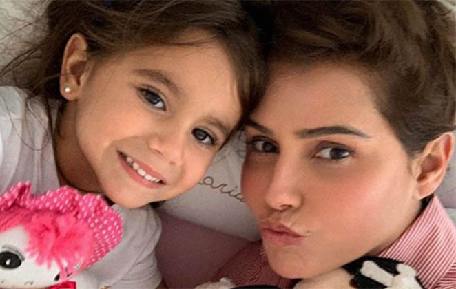 Deborah Secco e a filha, Maria Flor, que completou mais um ano de vida nessa quarta-feira, 04 de dezembro (Foto: Reprodução)