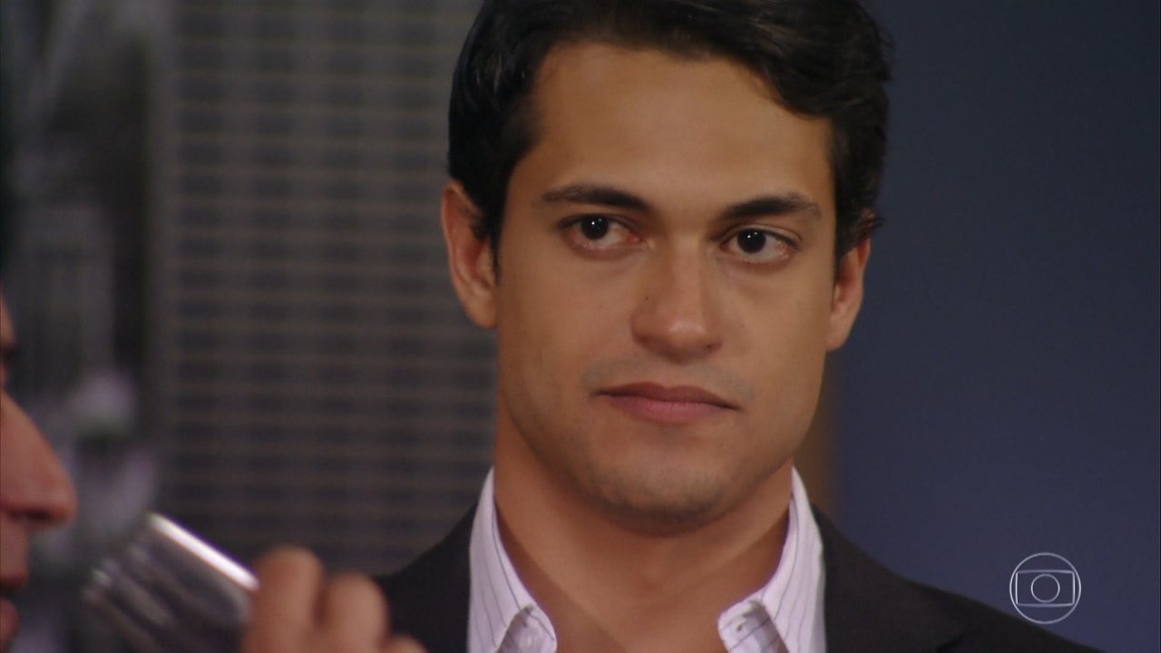 Hélio (Raphael Viana) em cena na novela Flor do Caribe, da Globo (Créditos: Reprodução)