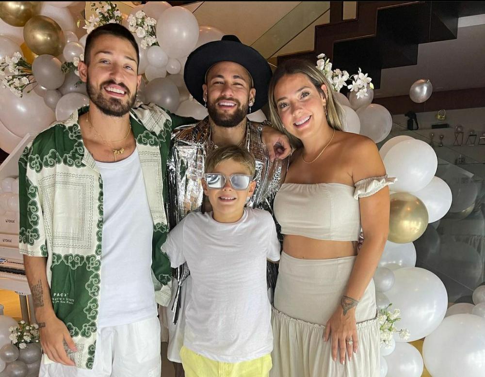 Em suma, festa de Réveillon de Neymar contou com a presença da ex e o filho (Créditos: Reprodução)