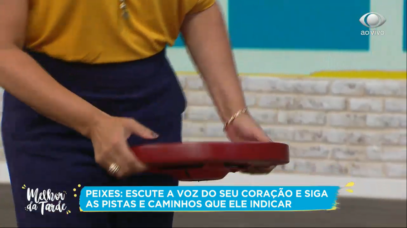 Em resumo, a apresentador do Melhor da Tarde, Catia Fonseca mostrou banco quebrado ao vivo na Band (Créditos: Reprodução)