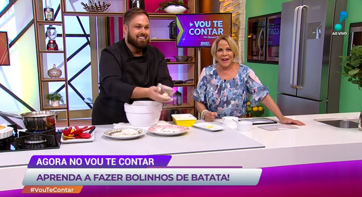 Apresentadora do Vou Te Contar na RedeTV, Claudete Troiano errou o nome do programa mais uma vez (Créditos: Reprodução)