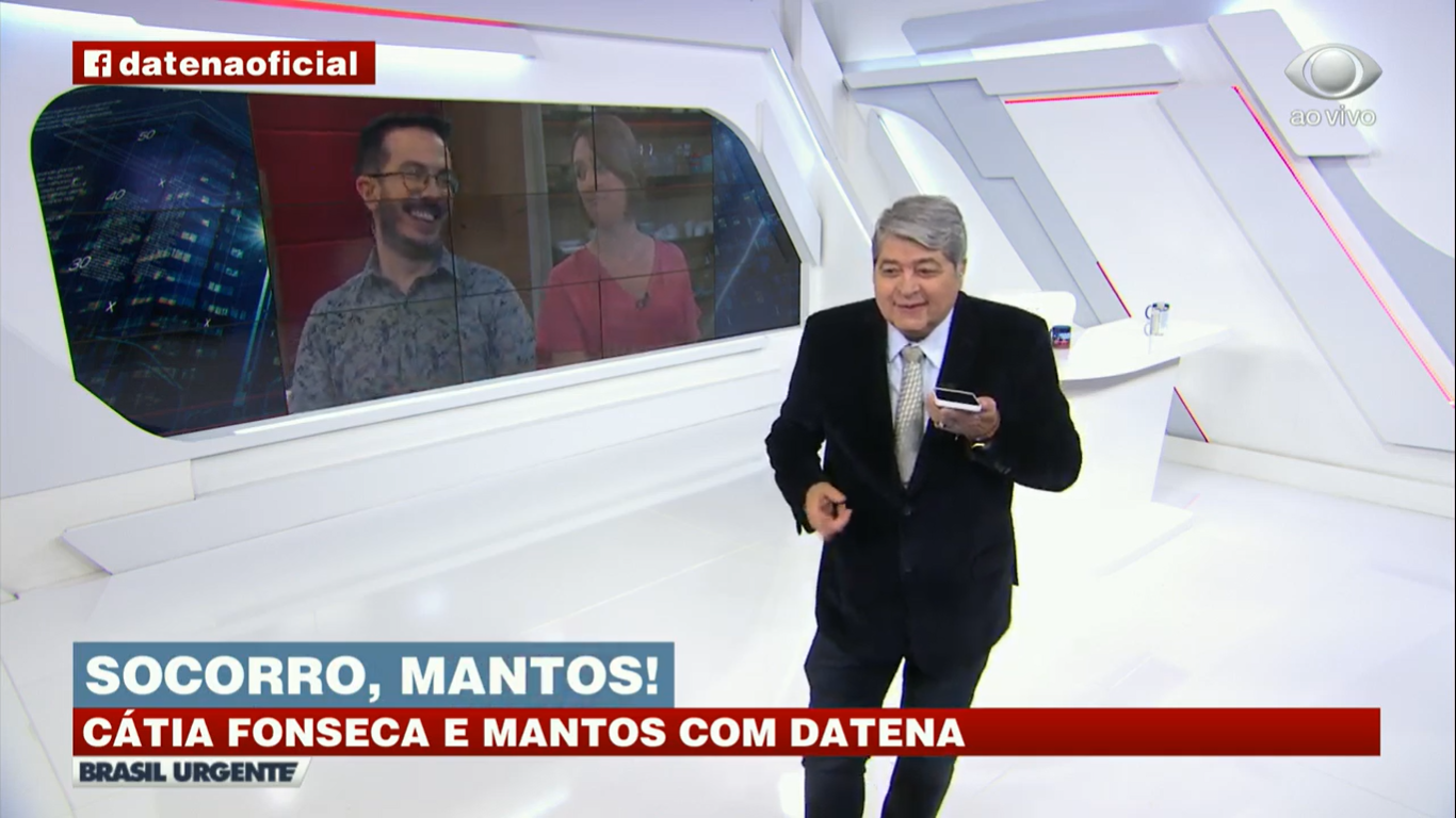 O apresentador José Luiz Datena interage com Catia Fonseca e André Mantovanni, do Melhor da Tarde, ao vivo na Band (Créditos: Reprodução)