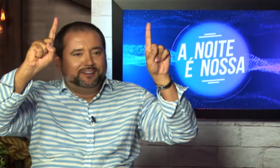 O apresentador Geraldo Luís comanda o programa A Noite é Nossa, na Record, e vai bater de frente com o Buteco do Ratinho, ao vivo no SBT (Créditos: Reprodução)