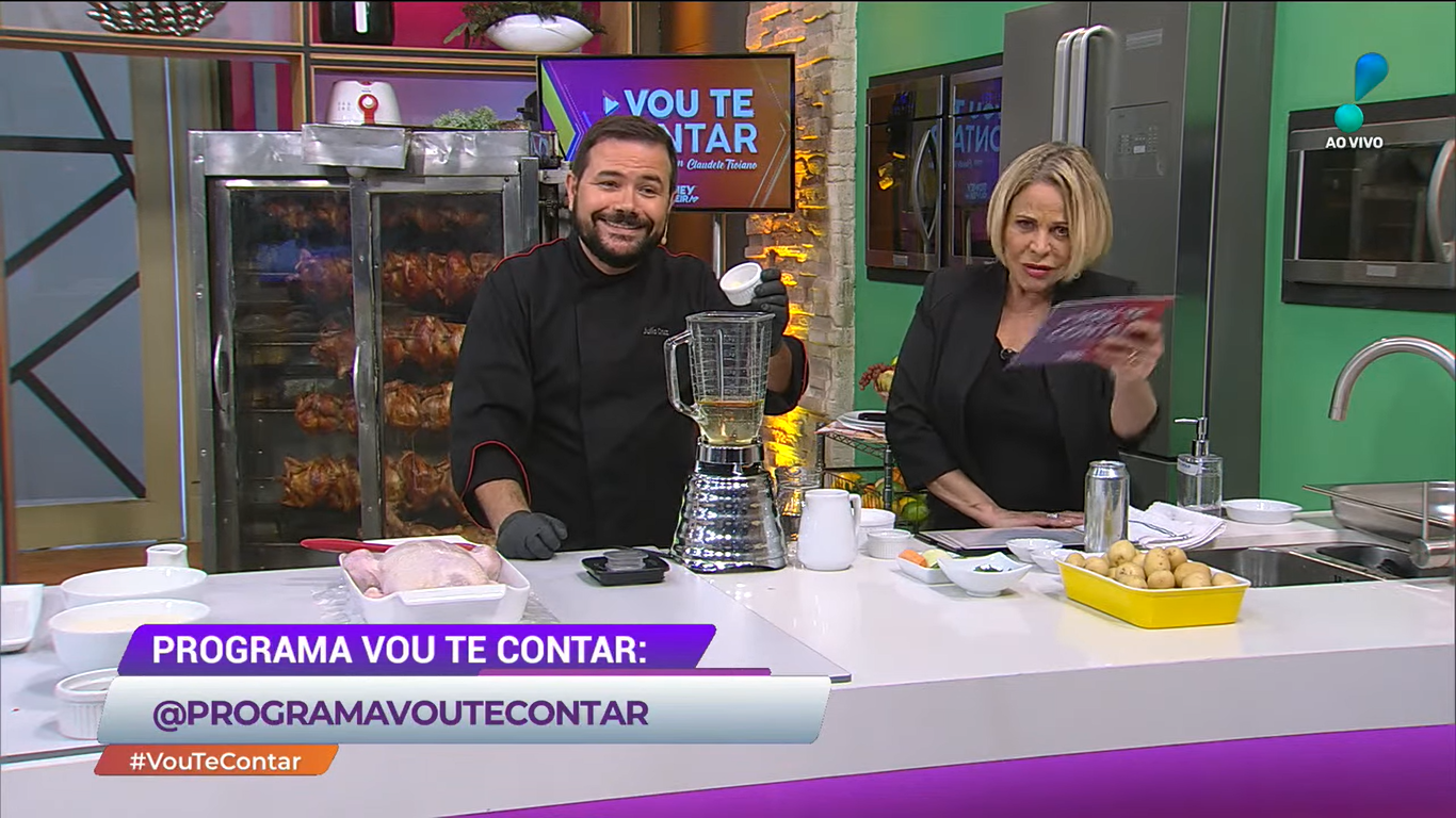 Em suma, durante o Vou Te Contar a apresentadora Claudete Troiano mandou chef Júlio Cruz calar a boca ao vivo na RedeTV (Créditos: Repordução)