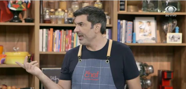 O apresentador Edu Guedes comanda o programa The Chef, ao vivo na Band, e ficou surpreso com uma fala de Lucas Salles (Créditos: Reprodução)