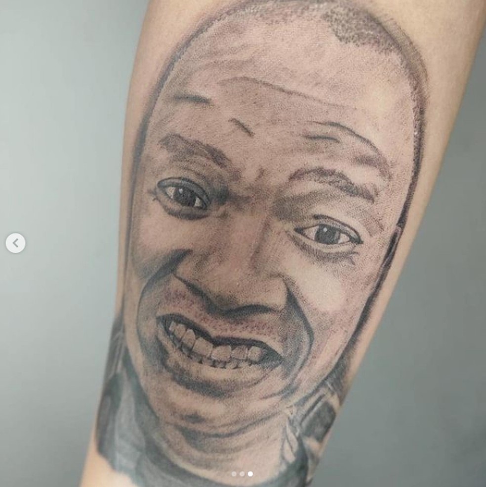 Tatuagem de MC Maylon reproduzindo o rosto de Anderson — Foto: Reprodução/Instagram