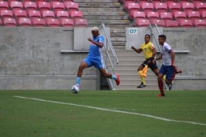 Denis Costa contra um adversário