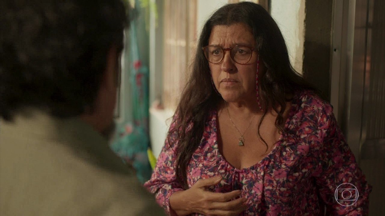 Lurdes (Regina Casé) em cena na novela Amor de Mãe, da Globo (Créditos: Reprodução)