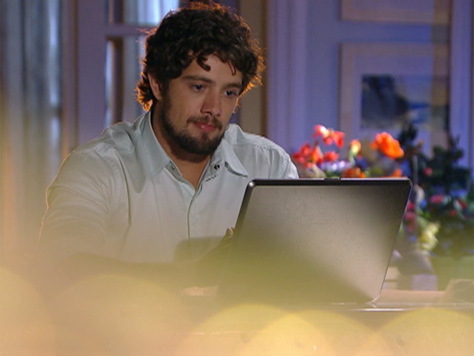 Rodrigo (Rafael Cardoso) em cena na novela A Vida da Gente, da Globo (Créditos: Reprodução)