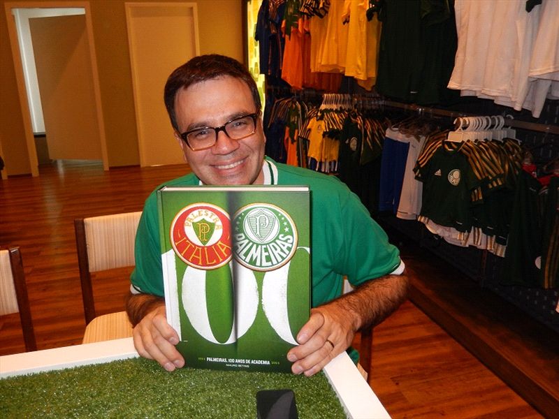 Em suma, Mauro Beting escreveu o livro do centenário do clube. Foto divulgação Goal.com